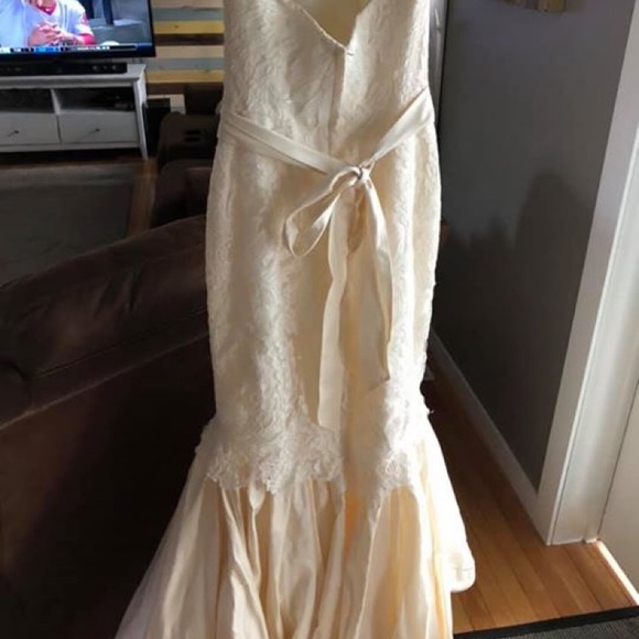 Wedding dress never worn - Picture 3 of 4
